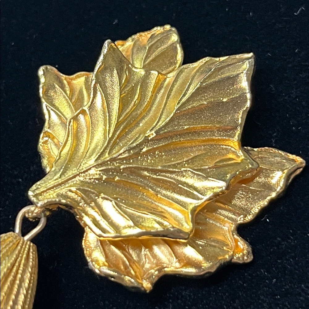 CAROLINE GRAVES VINTAGE Event Evening Gold Leaf Pearl Drop Clip-On Earrings - Picture 2 of 14